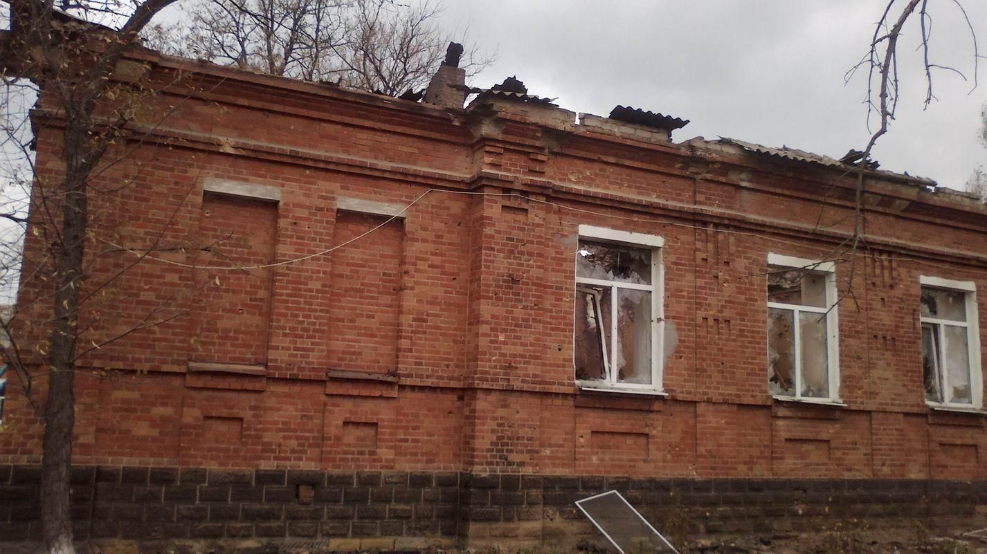 В Луганской области боевики разрушили противотуберкулезный санаторий [Фото]