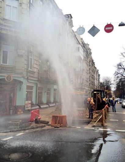 В центре Киева из-под земли вырвался фонтан горячей воды [Фото]