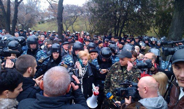 Харьков: коммунистку облили зеленкой, активисту разбили лицо [Фото. Видео]