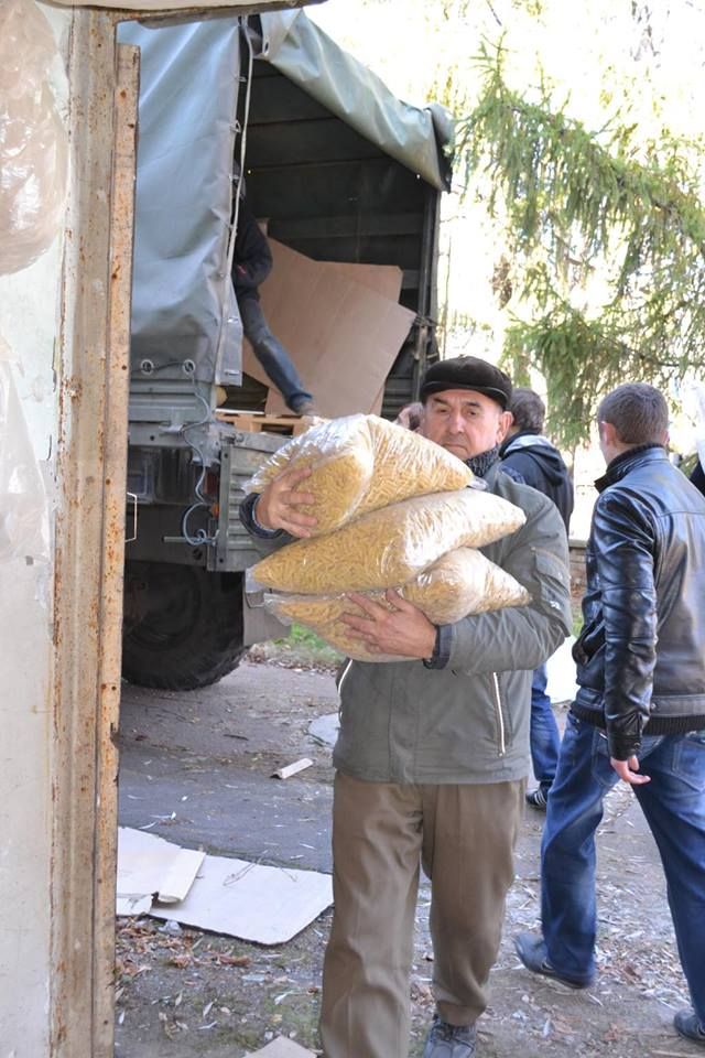 Силы АТО доставили почти 30 тонн гумпомощи в Красногоровку Донецкой области [Фото]