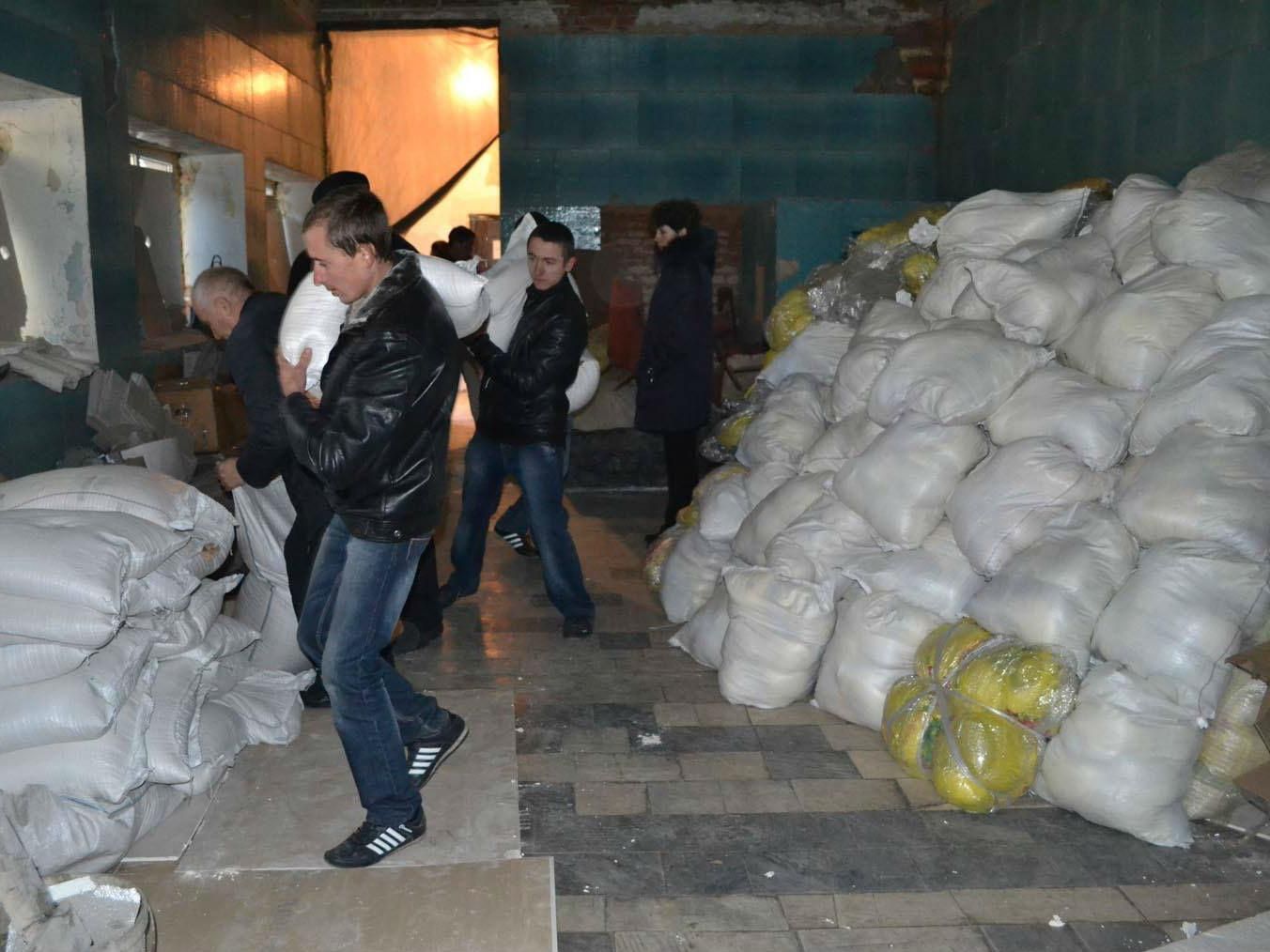 Силы АТО доставили почти 30 тонн гумпомощи в Красногоровку Донецкой области [Фото]
