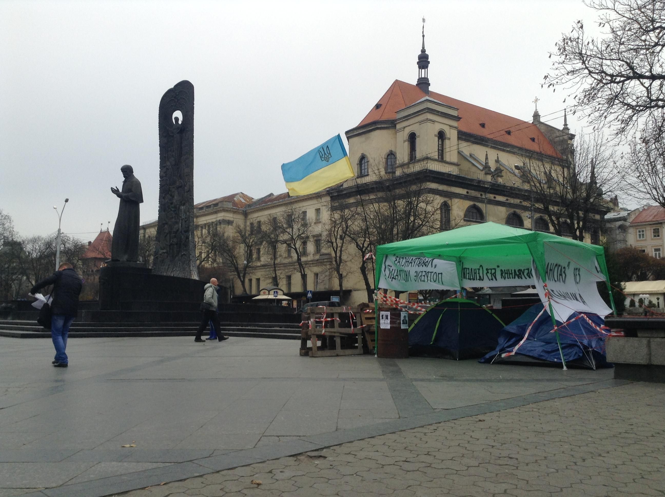 В центре Львова уже 5-й день активист голодает с требованием люстрации [Фото]