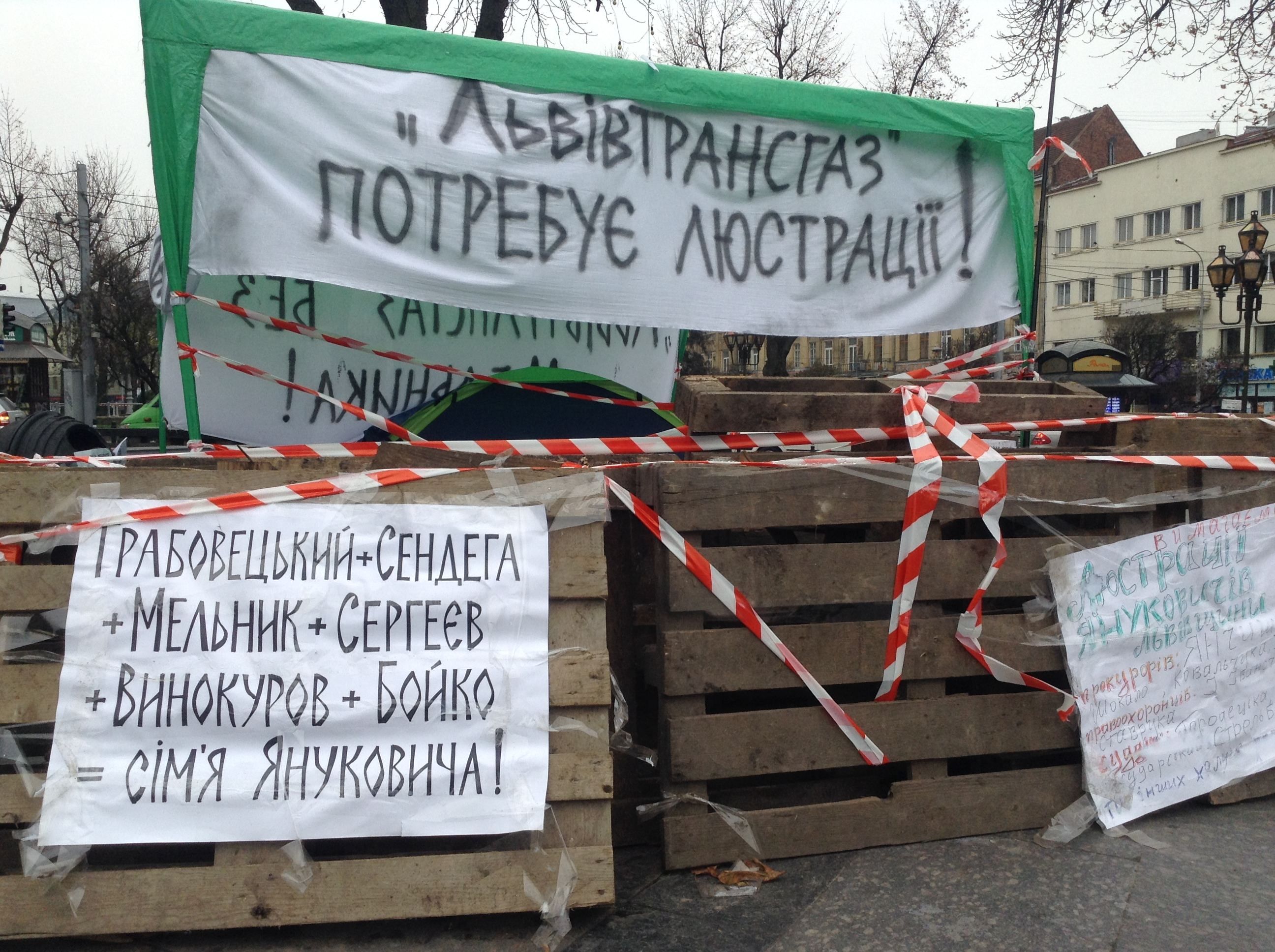 В центре Львова уже 5-й день активист голодает с требованием люстрации [Фото]