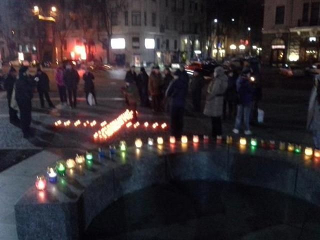 В Харькове выложили крест из зажженных лампад в память жертв Голодомора [Фото]