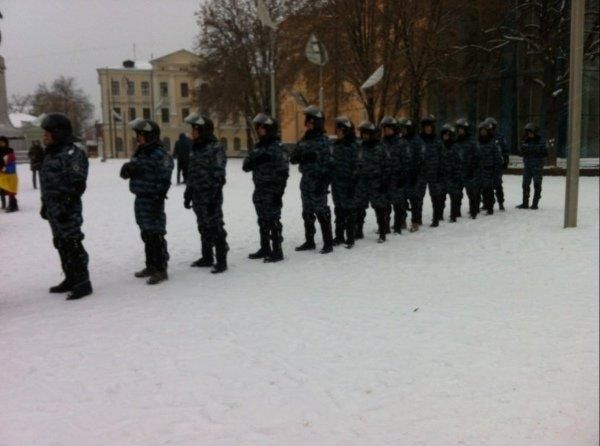 В Харькове патриотический марш: милиция пела гимн вместе с активистами [Фото]