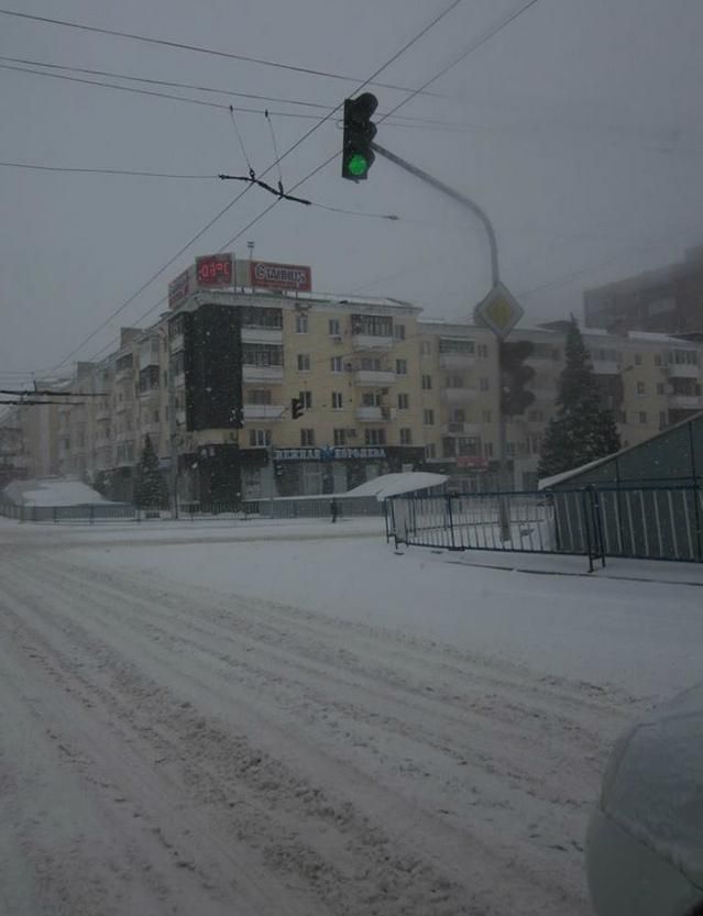 Луганск засыпало снегом. Техника сугробы не убирала [Фото]