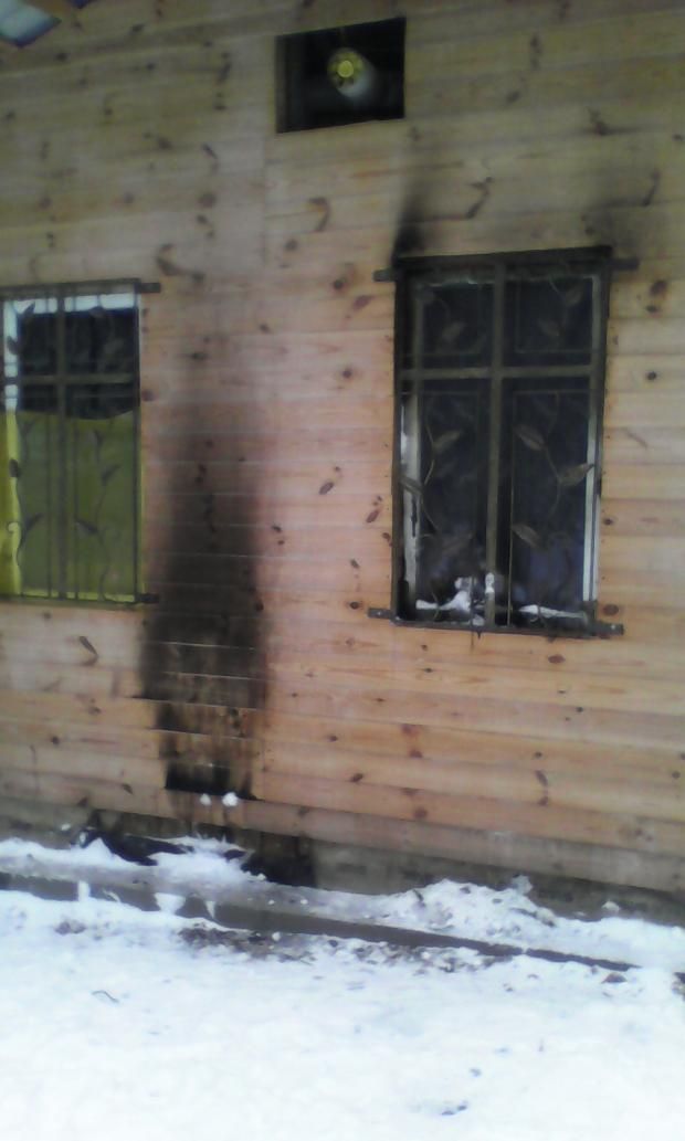 В Киеве бутылкой с зажигательной смесью подожгли храм УПЦ