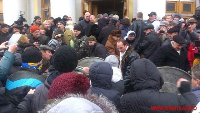 В Винницкий облсовет занесли мусорные баки для люстрации В Винницкий облсовет занесли мусорные баки для люстрации