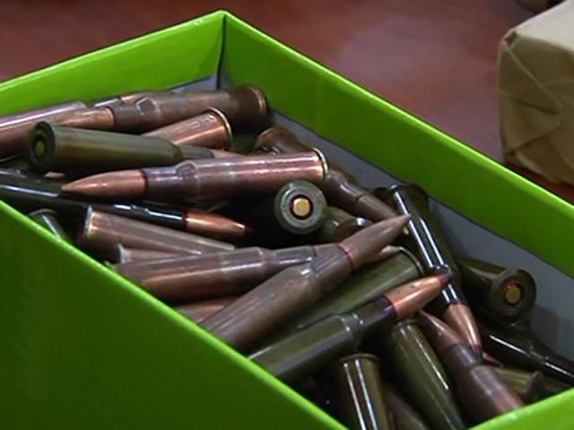 В Днепропетровске военнослужащий продавал оружие под супермаркетом [Фото]