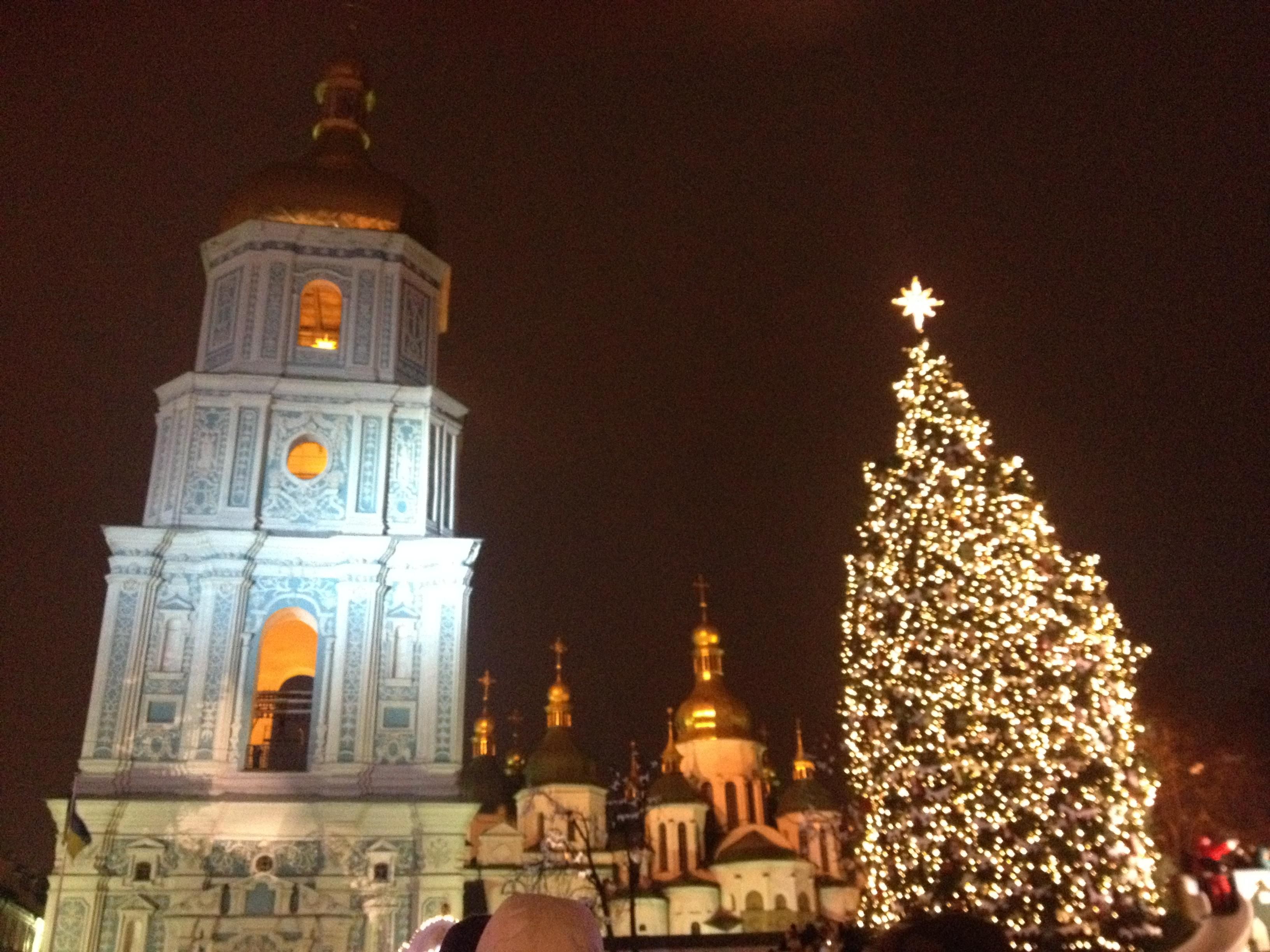 В Киеве зажгли новогоднюю елку [Фото]