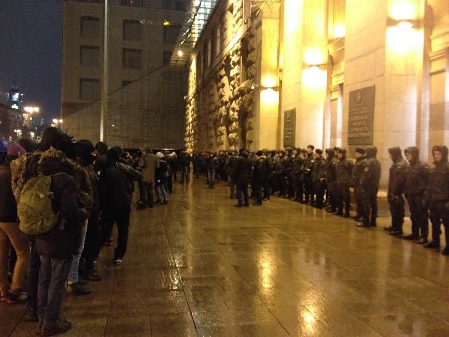 Люди в масках пикетируют здание киевской мэрии [Фото]