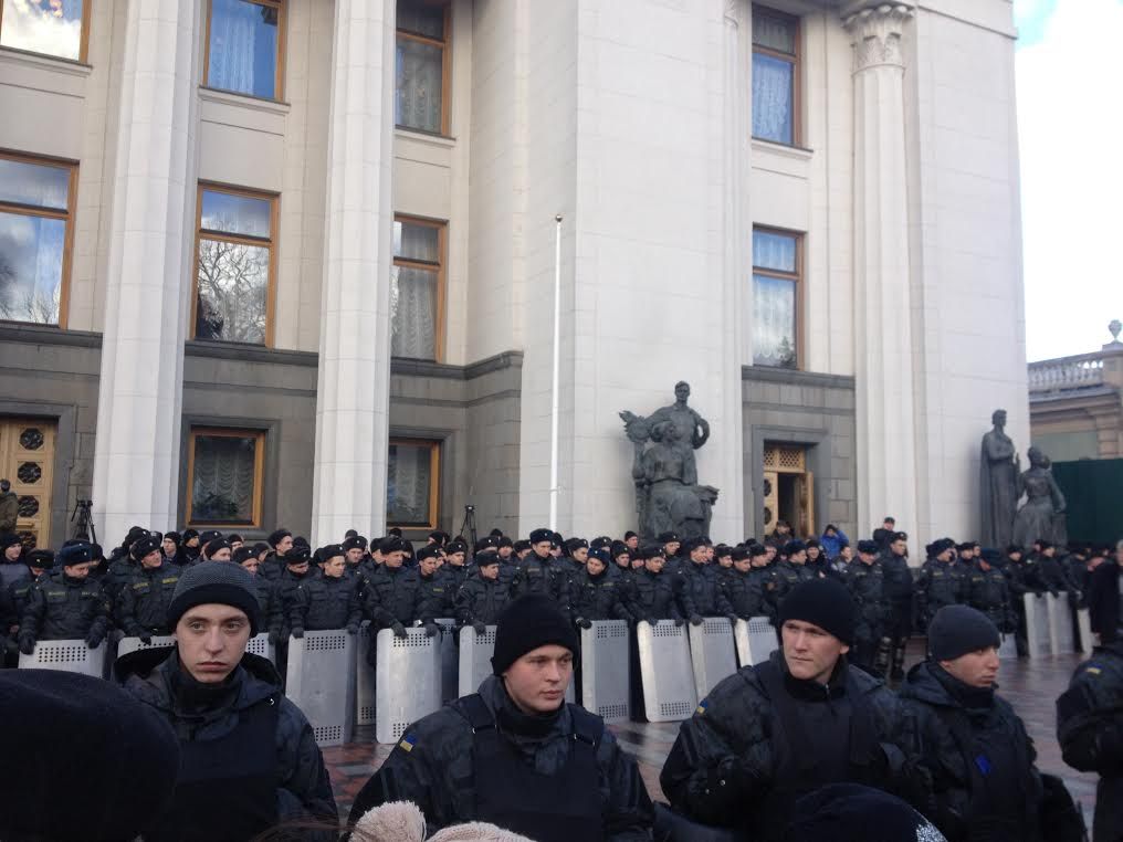 Под Радой масштабный пикет, перекрыта улица Грушевского [Фото]