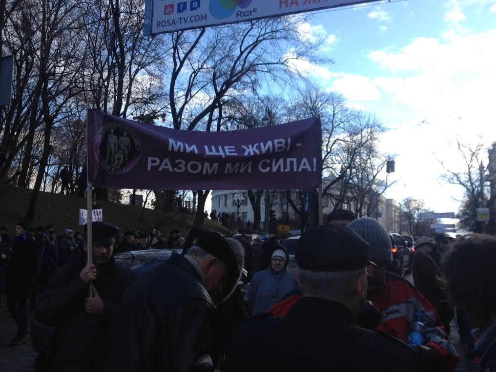 Под Кабмином протестуют афганцы и чернобыльцы [Фото]