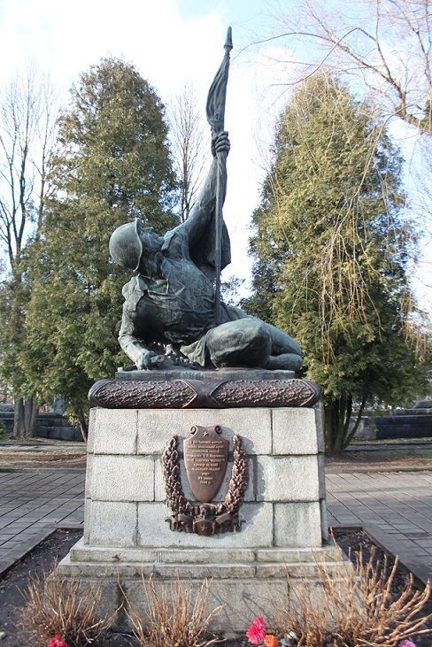 Во Львове восстановили памятники советским воинам (Фото)