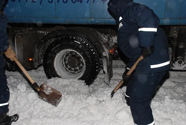 В Николаевской области люди стоят в пробках больше 6 часов. Не хватает еды и воды (Фото) В Николаевской области люди стоят в пробках больше 6 часов. Не хватает еды и воды (Фото)