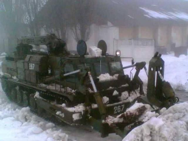 На дорогах Одесской области бороться со стихией помогает военная техника (Фото)