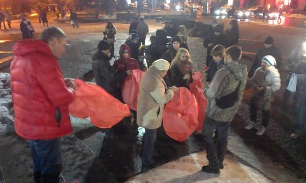 В Харькове в память о погибших под Волновахой запустили небесные фонарики