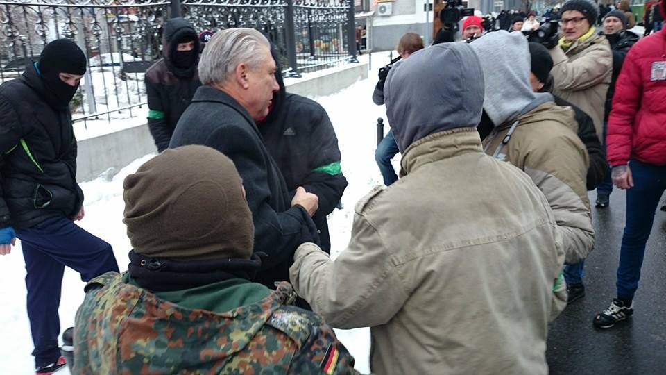 Беспорядки в Харькове: активисты хотят провести мусорную люстрацию Беспорядки в Харькове: активисты хотят провести мусорную люстрацию