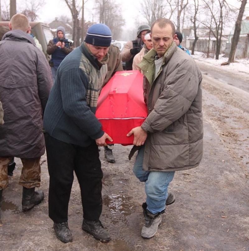 В Донецке пленных украинских военных ведут 