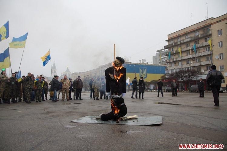 В Житомире сожгли чучело Путина-агрессора