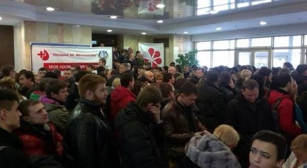 В Днепропетровске люди стоят в очередях, чтобы сдать кровь для бойцов