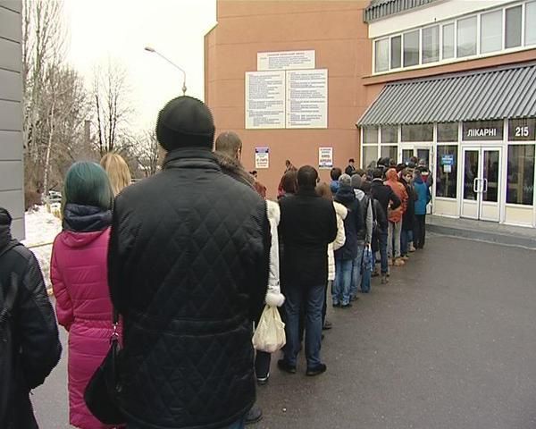 В Днепропетровске люди стоят в очередях, чтобы сдать кровь для бойцов