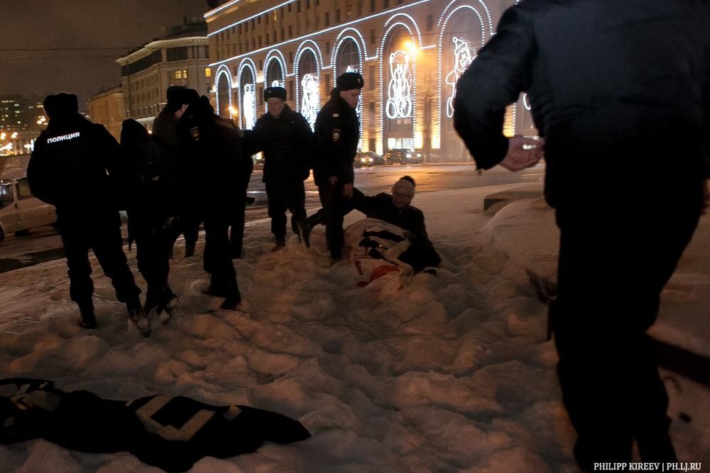 В Москве задержали 11 человек, которые вышли на акцию поддержки Савченко В Москве задержали 11 человек, которые вышли на акцию поддержки Савченко