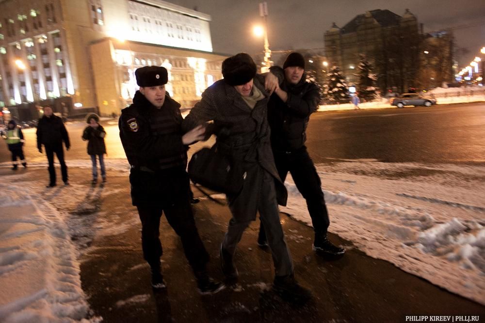 В Москве задержали 11 человек, которые вышли на акцию поддержки Савченко В Москве задержали 11 человек, которые вышли на акцию поддержки Савченко