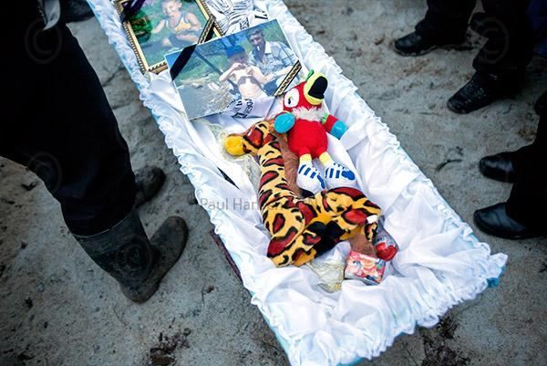 Террористы отобрали самое дорогое: жители Мариуполя похоронили целую семью (18+)