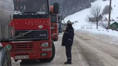 На Закарпатье из-за снегопада перекрывают дороги