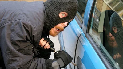 Серійних крадіїв автомобілів чиновників викрили правоохоронці