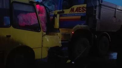 На Київщині лоб в лоб зіткнулась вантажівка і рейсовий автобус