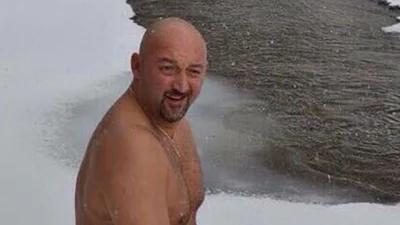 Известный автогонщик показал, как голышом нырял в реку в сильный мороз