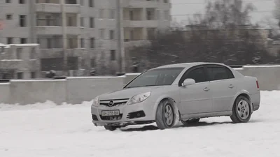 Правила водіння автомобілем в негоду: поради професійного каскадера