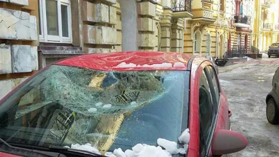 Снежные глыбы растрощили несколько автомобилей в Киеве: появились фото