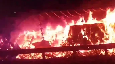 Вантажівка згоріла дощенту на трасі під Полтавою
