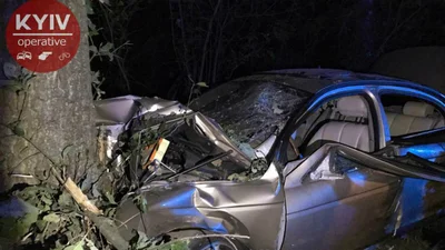 "Ягуар" на шаленій швидкості влетів у дерево під Києвом: дивом ніхто не загинув