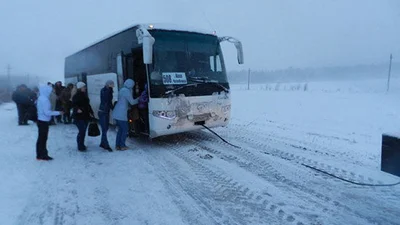 Група жінок 10 годин штовхала автобус, який заглох. Ніхто не зупинився!
