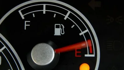 На сколько хватит бензина после того, как загорелась лампочка