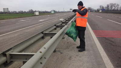 Водителей будут штрафовать за мусор на дорогах