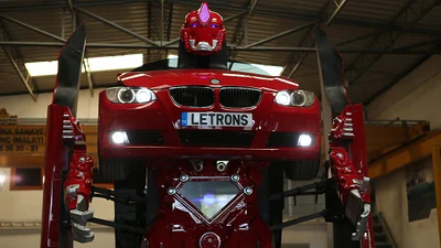 Не только в кино: BMW 3 Series превратили в робота-трансформера