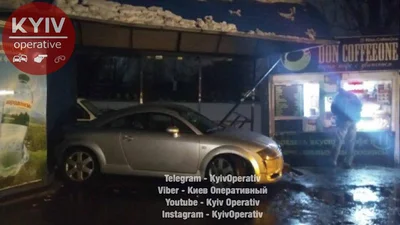 Автомобиль на еврономерах снес остановку общественного транспорта
