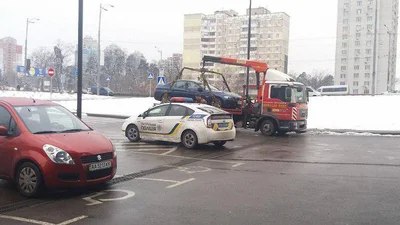 В Києві евакуюють автомобілі, які стоять на місцях для інвалідів