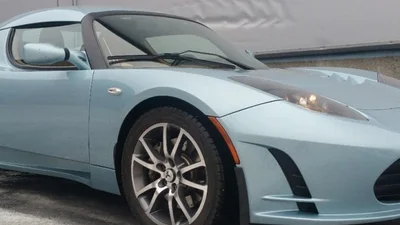 В Україні продають таку ж Tesla Roadster, як полетіла на Марс