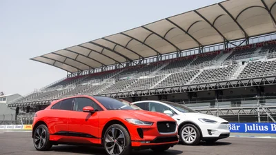 Відео: Jaguar I-Pace проти Tesla Model X - хто кого