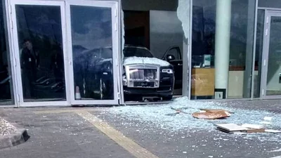 Супердорогий Rolls-Royce розбили прямо в автосалоні