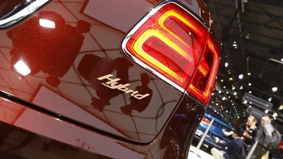 Зустрічаємо Bentley Bentagya Hybrid прямо з женевського подіуму