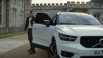 Роздивляємось Volvo XC40 на великому екрані у фільмі про Лару Крофт