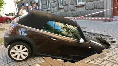 В центре Киева автомобиль провалился под землю: Фото