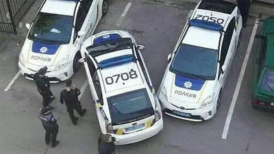 Поліціянти масово б’ють патрульні авто